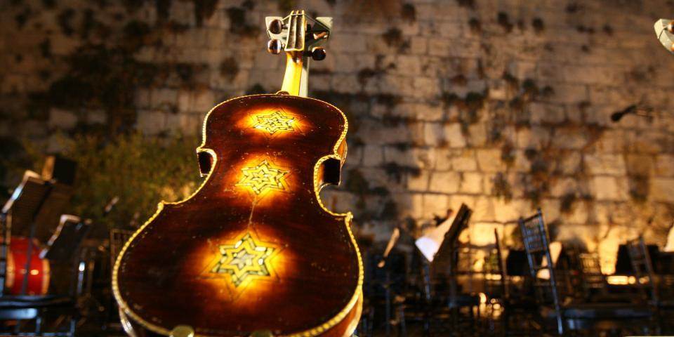 מחוברים לה יחדיו?